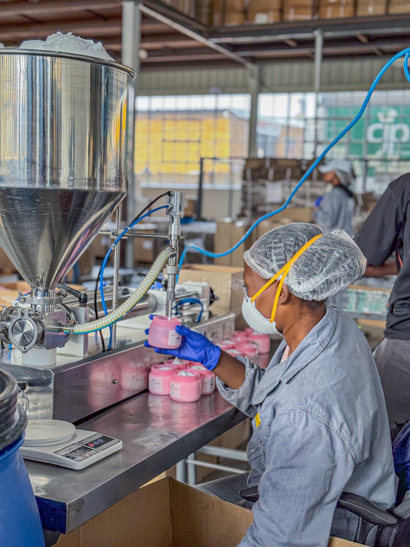 Operator filling and weighing cosmetic jars